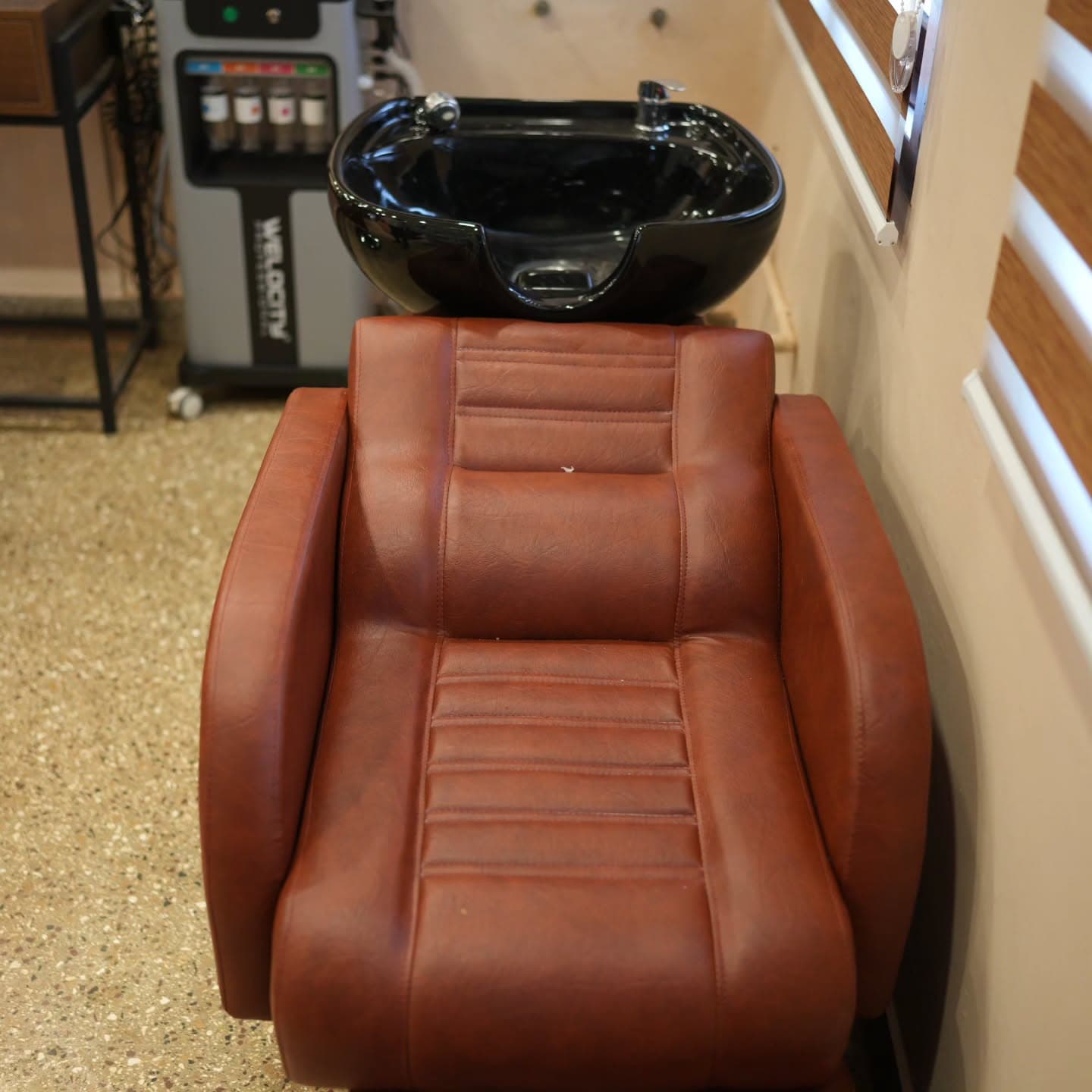 Reclining leather shampoo and hair spa station